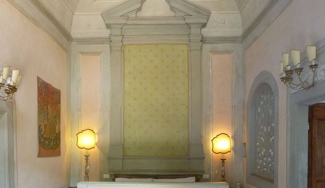 Former historical chapel in villa: pool, garden, parking space, fenced property in Firenze