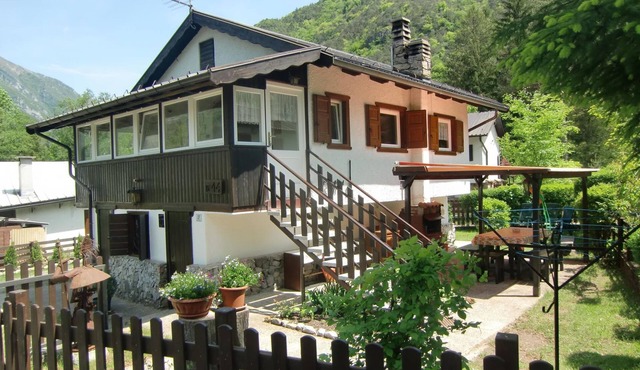 Freistehendes Haus mit eingezäuntem Privatgarten by Interhome