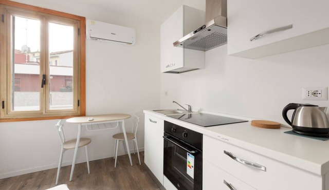 Functional and modern 19 sqm studio, ideal for 2 people, located on the fourth floor of a building without lift. The accommodation is situated few steps away from the Maciachini MM, in a dynamic and well-serviced neighborhood of Milan. Perfect for single in Milano