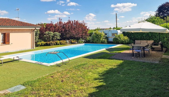 Gorgeous apartment in Merone with swimming pool