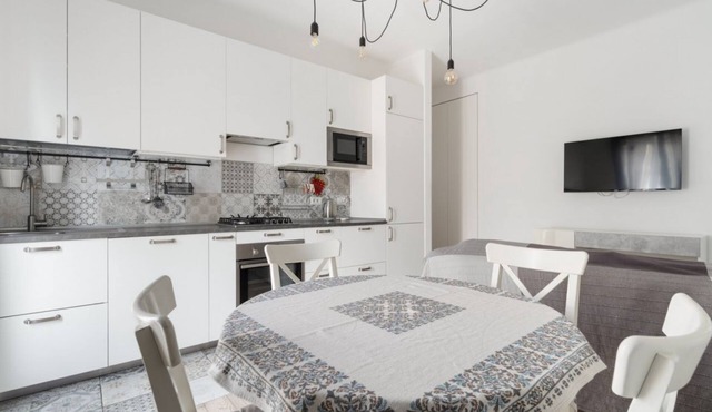 GuestHost - A cozy and elegant 40 square meters apartment, perfect for four people, located on the second floor of a building without a lift.The property is strategically located, very close to the Istria M5 metro station: guests will be able to explore