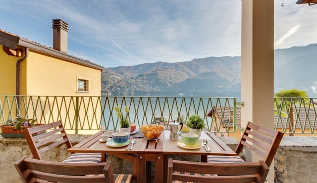 GuestHost - Apartment of about 80 sqm, perfect for 4/6 people (but it can host up to 7 people), located in a pedestrian area, on the ground floor of a renovated house overlooking Lake Como. The property is located in the historic centre of the enchanting