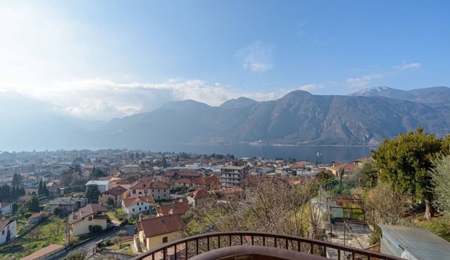 GuestHost - Bright villa with lake view, can accommodate up to 6 people.The property is located in a residential area of Mandello del Lario, a town on the shores of the Lecco branch of Lake Como.The area is ideal for both relaxing stays and trekking love in Mandello del Lario