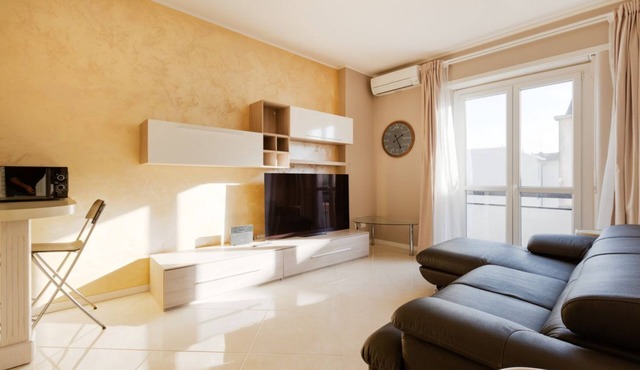 GuestHost - Bright and cozy 50 sqm apartment, capable of accommodating up to 4 people, located on the fifth floor of a building with an elevator. The accommodation is situated a 15-minute walk from Niguarda Hospital and just a few minutes' walk from Mila in Milano