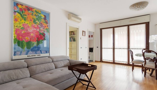 GuestHost - Comfortable and bright apartment with terrace and all the main comforts located in a residential neighborhood at the gates of the historic center of Milan, a short distance from the Bocconi Campus and Fondazione Prada. Navigli, IULM and Porta