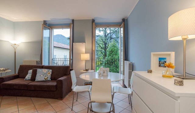 GuestHost - Cozy 60m2 apartment, perfect for two people, located on the 1st floor of a building with lift.The property is located on the road that connects Como and Menaggio, a few steps from the town center and just 300 meters from the Ossuccio lido, a
