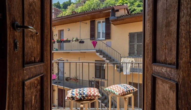 GuestHost - Cozy, completely renovated 47sqm apartment located on the 3rd floor of a building WITHOUT elevator. The apartment is accessed via an external balcony overlooking the quiet internal courtyard.The accommodation is located in an excellent locati in Como