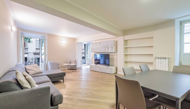 GuestHost - Elegant 135 sqm apartment in the heart of Città Alta in Bergamo, ideal for 4 people. Located in an exceptional position, it allows easy walking access to major historical attractions such as the Duomo and Piazza Vecchia. The apartment offers