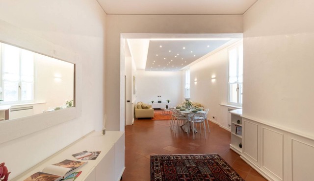 GuestHost - Elegant apartment of 193 sqm located on the first floor of a vintage building with elevator (5 steps to access), able to accommodate up to 7 people.The accommodation is located near the city center of Mantua, in just 15 minutes walk you can r in Mantova