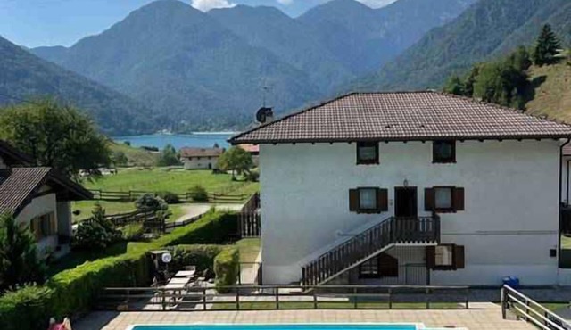 Holiday apartment with pool and mountain view