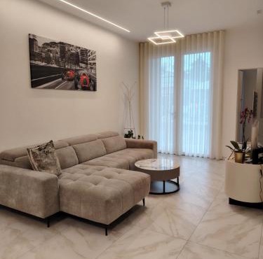 Holiday Home Varese- Family & Group stay with private parking