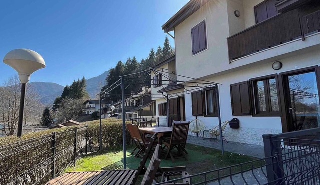 Holiday home with private access to the lake
