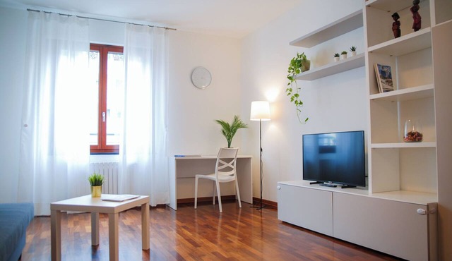 Home & Pet - Milan: Three-Bedroom Apartment on Promenade Santa Giulia