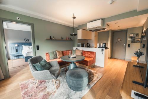 HOP Apartments & Suites