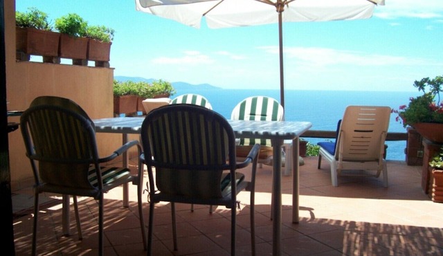 House with large terrace overlooking the sea, swimming pool, solarium, bathing establishment. in Cala Piccola