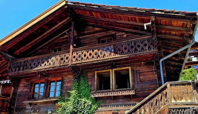 IDYILLIC COSY OLD AUTHENTIC WOOD SWISS MOUNTAIN CHALET WITH SAUNA & GARDEN