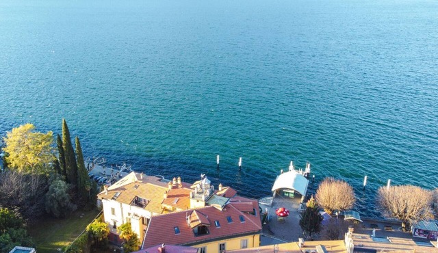 In a strategic area, 300 meters from the train station, 10 meters from the ferries and 100 meters from the shops, in a completely restored historic building from the early 1900s. This apartment, on the top floor with lift, has 1 bedroom and can accommoda