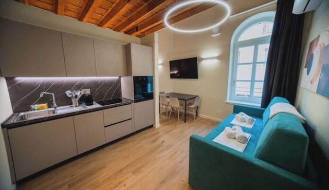 [Juliet House] 4+1 beds + apartment near the Arena