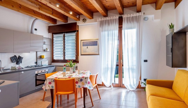 'Kikosa House' Apartment with Private Terrace, Wi-Fi and Air Conditioning in Castelnuovo del Garda