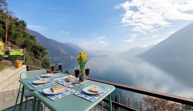 La Gabbianella: Lake View Terrace, Design Interior, Private Parking in Argegno