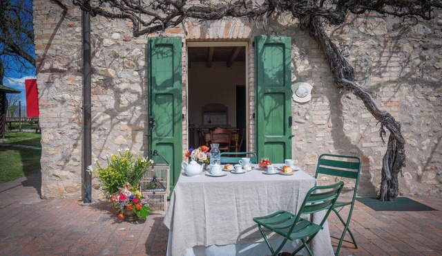 Lovely apartment in villa for 2 people with pool, WIFI, A/C and pets allowed, close to Sirmione