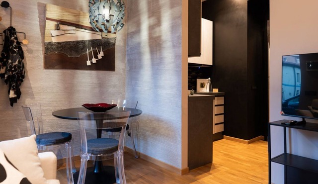 Luxury Art & Chromotherapy Apartment - Hospital District4t