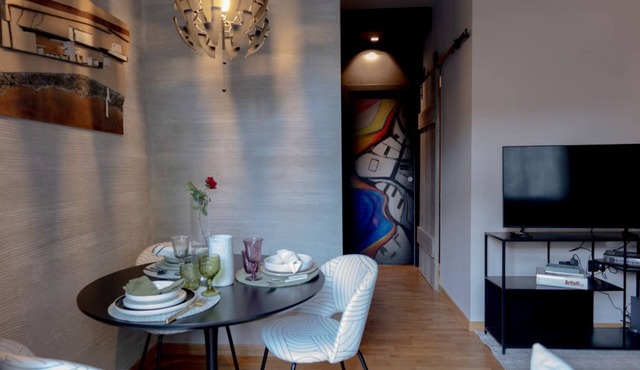 Luxury Art & Chromotherapy Apartment - Hospital District5