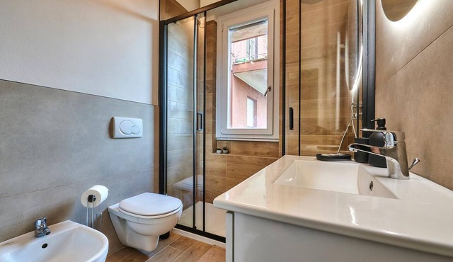Milan & Lake Como Strategic Home - 2 Bedrooms, Wi-Fi & Parking