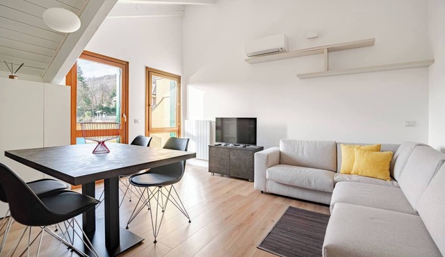 Modern Flat 2 near the Swiss Border in Viggiù