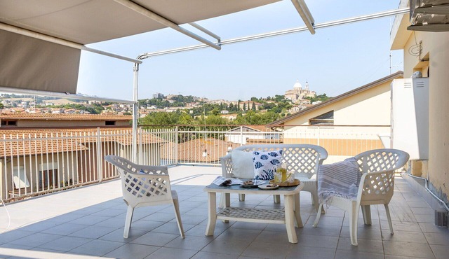 Nice apartment with A/C, WIFI, TV, terrace, pets allowed, panoramic view, close to Porto Recanati in Loreto