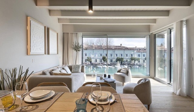 Palazzo Cordigero - Canale Apartment with Canal View, Wi-Fi and Air Conditioning