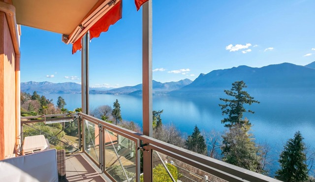 Panorama Lake View Apt + Pool & Beach, Ghiffa, Italy in Ghiffa