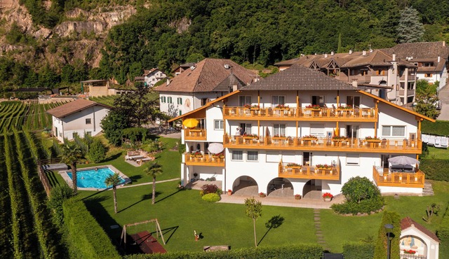 Panoramic views, a pool, and relaxation between Bolzano and Merano in Andrian