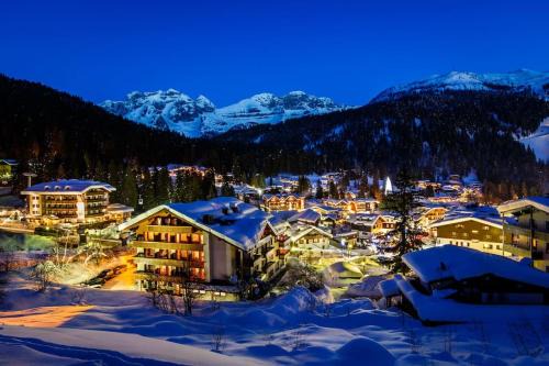 Pinzolo Centro - Baita Spaziosa con Vista sui Monti in Giustino