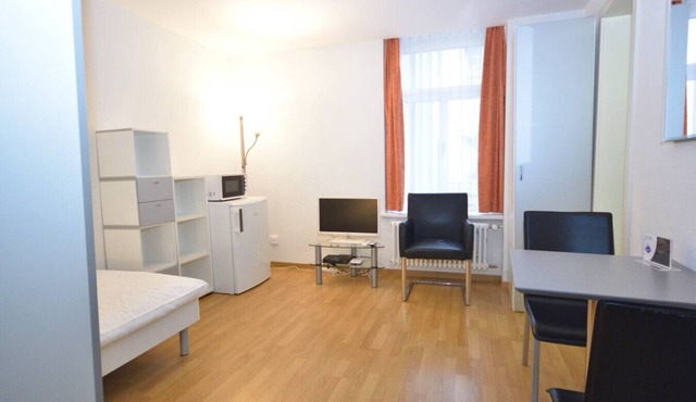 Practical studio at trendy location - Stork 22