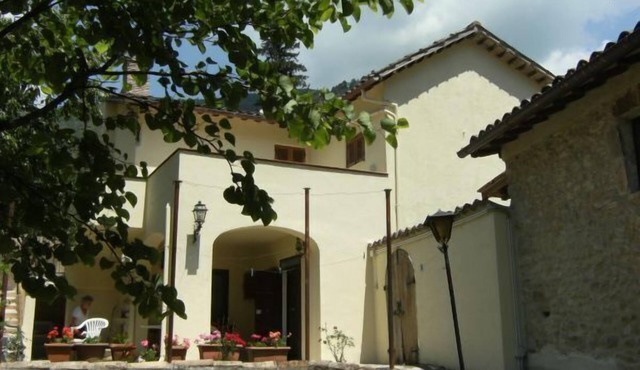 Romantic single house in the country with garden and complete equipment in Rosciano