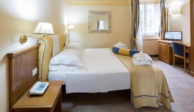 Room 'Camera Matrimoniale' with Shared Garden, Wi-Fi and Air Conditioning in Bagni di Lucca