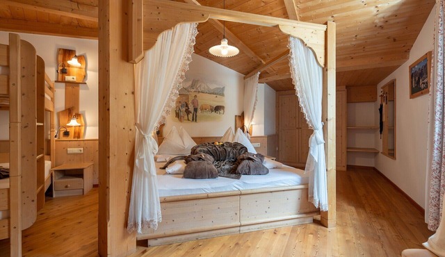 Room 'Four-Poster Bed Room' with Shared Terrace, Shared Garden and Wi-Fi in Brixen