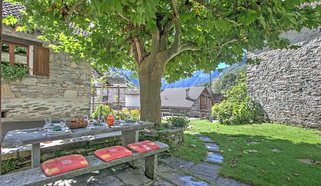 Rustico al platano 2 -Val Verzasca for 9, Frasco, Switzerland
