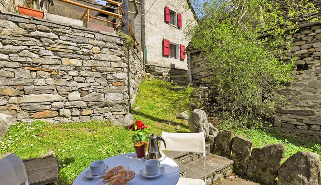Rustico Esterina in Val Verzasca for 4, Lavertezzo, Val Verzasca, Switzerland