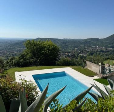 SANDS Apartment with lake view garden and pool