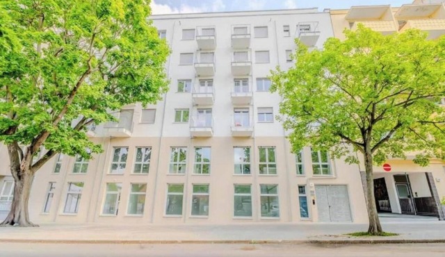 Spacious 3BR Apartment in Central Berlin Near Major Attractions in Berlin