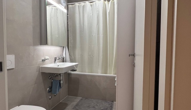 Spacious room/private bathroom/50m from the lake/fabulous view! Welcome!