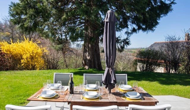 Stunning, bright apartment with a private garden