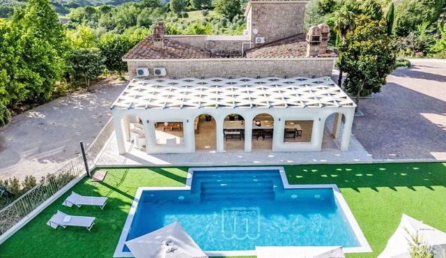 Stunning private villa for 24 people with WIFI, A/C, private pool, TV and patio in Stroncone