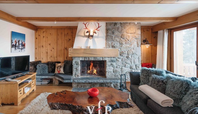 Superb duplex attic apartment, recently renovated in a cosy chalet style. Located near the hamlet