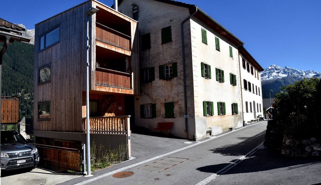Tgesa Pasch – Alpine flat with castle & mountain views near Savognin