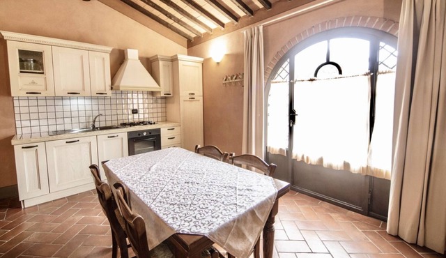 Trilocale 6 posti letto di mq 55, sono arredati in stile rustico ma elegante e sono disposti su due livelli.A piano terra angolo cottura attrezzato di stoviglie, forno, frigorifero con congelatore, Tv Sat, soggiorno con divano letto matrimoniale e camera in Monteverdi Marittimo