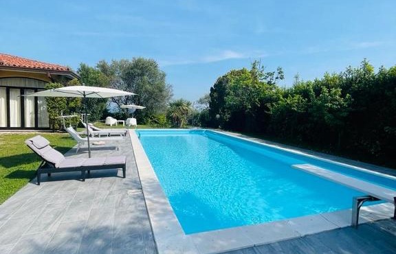 Villa con vista lago e piscina