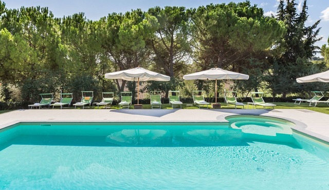 Villa Lorena with pool, surrounded by a park of olive trees, just 15 km from the beach of Senigallia in Morro d'Alba